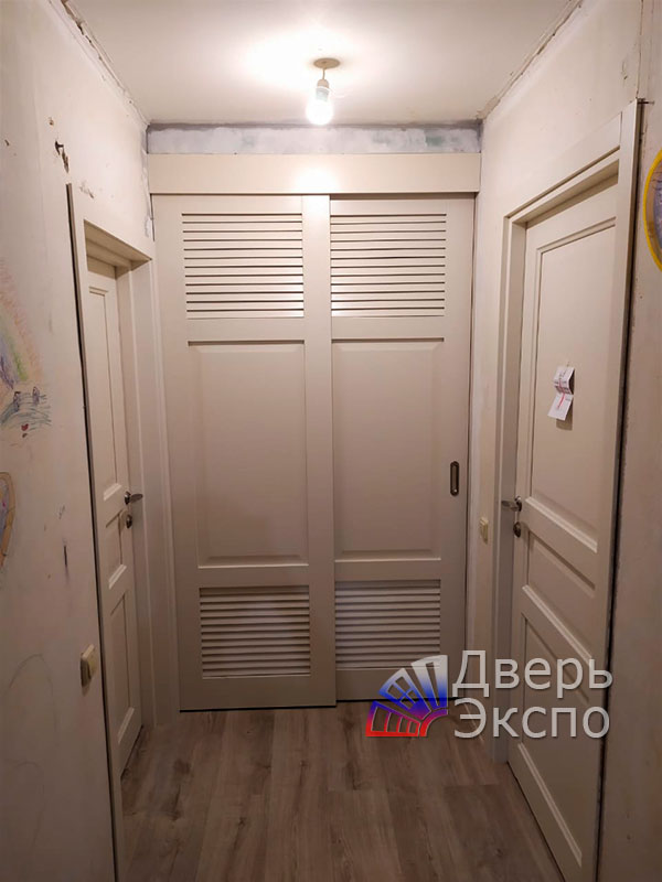 Дверь с жалюзийной решеткой 72