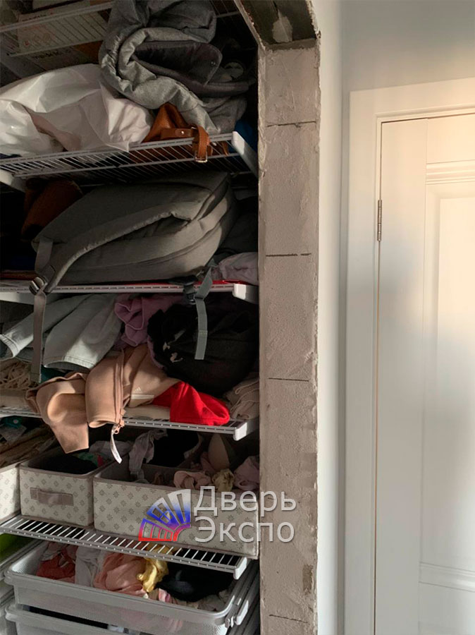 дверь синего цвета 104