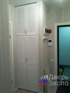 Жалюзийная белая дверь для шкафа из МДФ