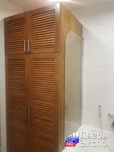 Жалюзийная дверь для шкафа из массива дуба
